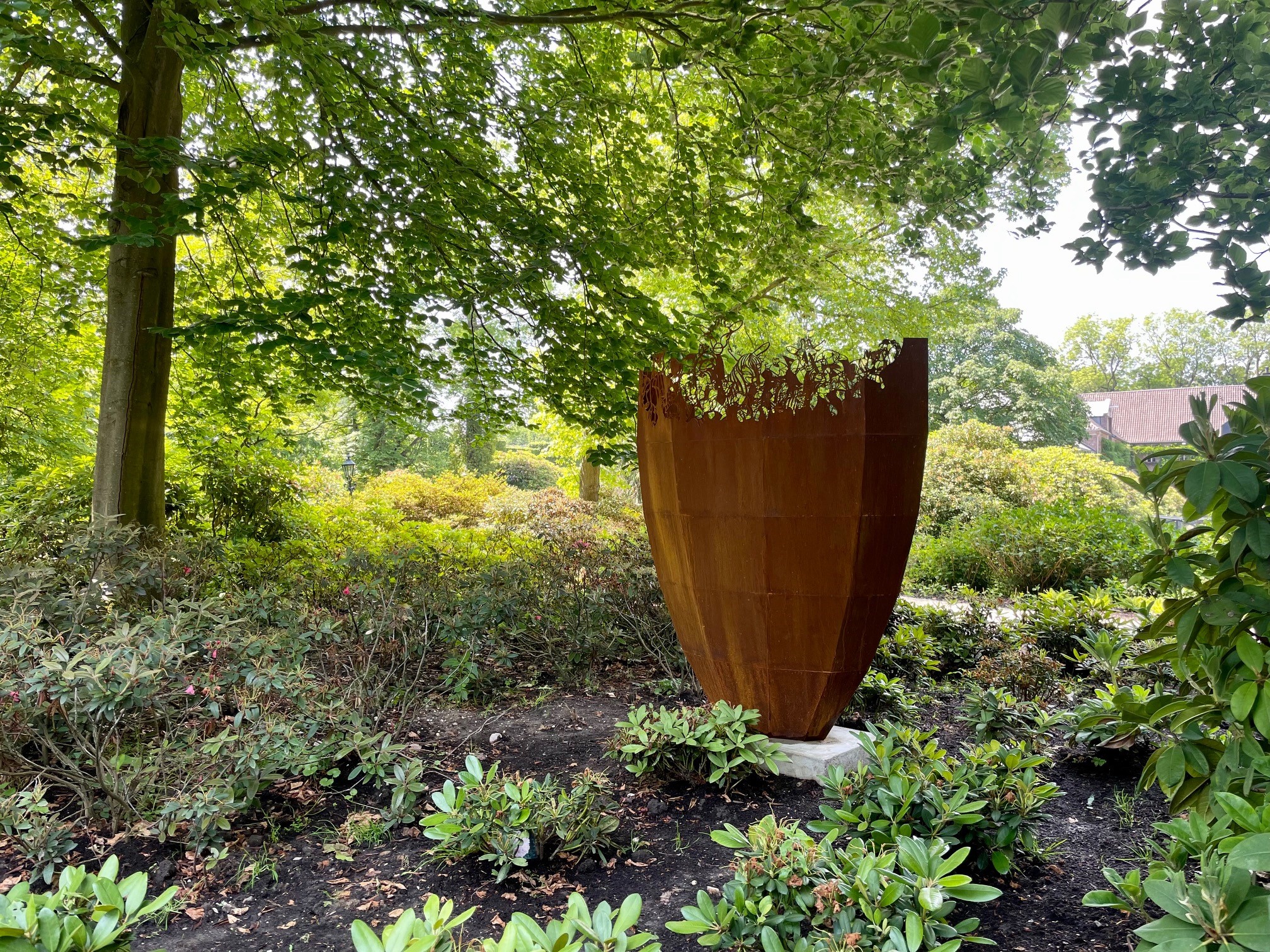 Nieuwe sculpturen Sjer Jacobs in Rhododendrontuin