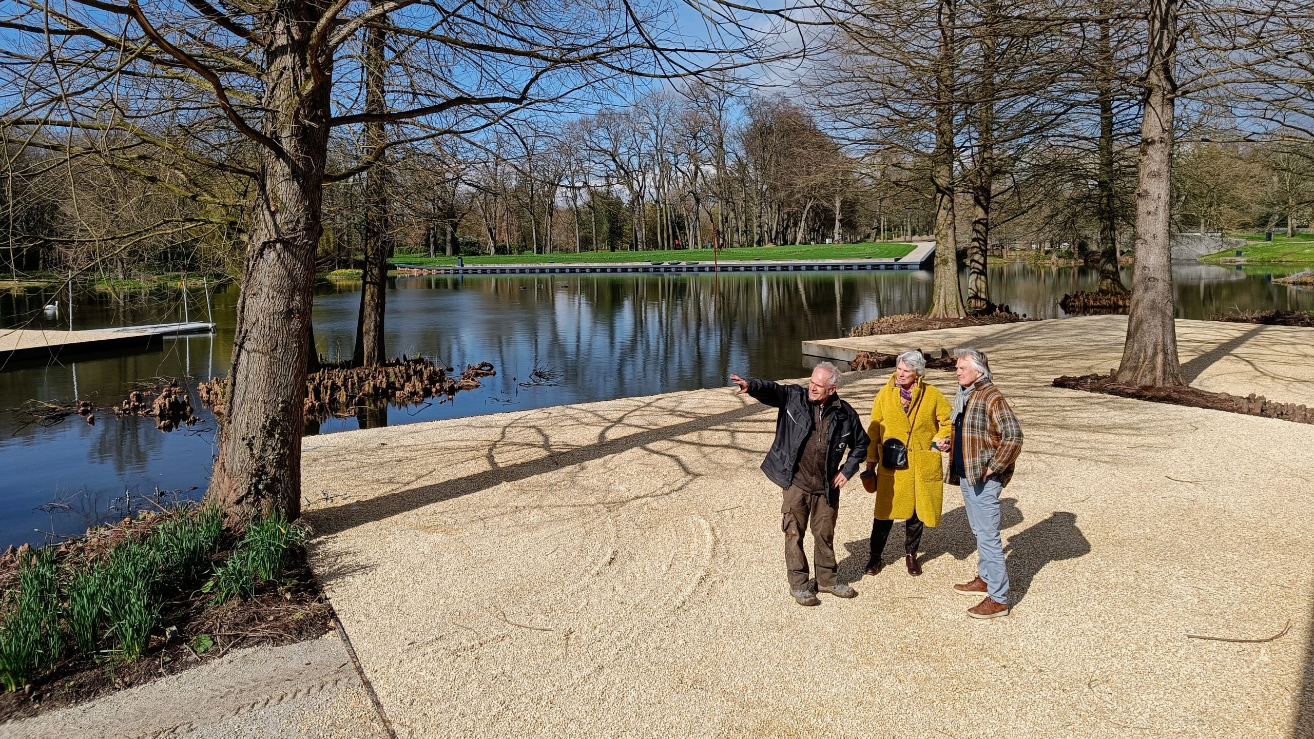 Gartenarchitekt besucht neuen Gartenbereich